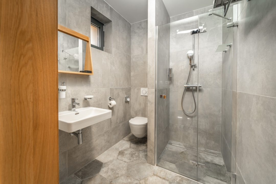 interior-of-modern-bathroom-in-luxury-hotel